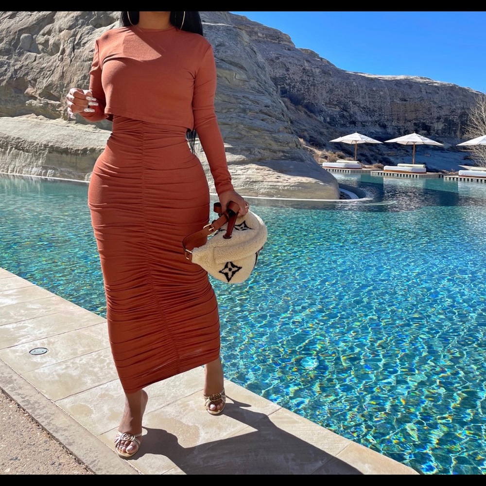 Snatched nude scrunched up skirt